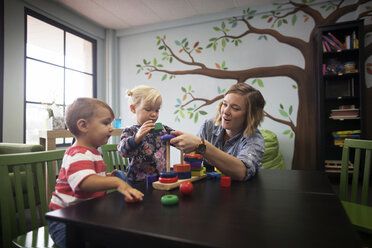 Lehrerin spielt mit Kindern in der Vorschule - CAVF11020