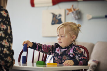 Mädchen spielt mit Spielzeugblock in der Vorschule - CAVF11032