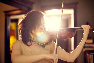 Frau spielt Geige zu Hause - CAVF11179