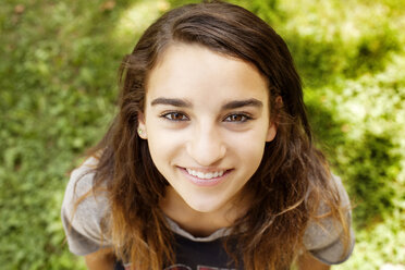 Porträt eines fröhlichen Teenagers auf einer Wiese - CAVF11187