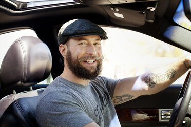 Porträt eines lächelnden Mannes, der im Auto sitzt - CAVF11221
