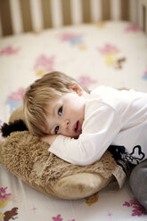 Porträt eines Jungen, der sich zu Hause auf einem Kinderbett ausruht - CAVF11243