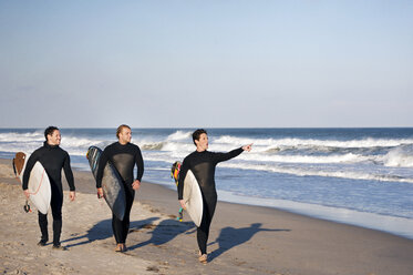 Surfer laufen am Strand gegen den klaren Himmel - CAVF11271
