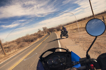 Biker durch die Windschutzscheibe eines Motorrads auf einer Wüstenstraße gesehen - CAVF11294