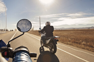 Cropped Bild von Biker mit Freund fahren auf der Straße gegen den Himmel - CAVF11297