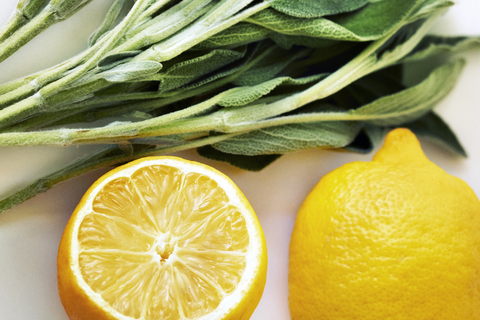 Nahaufnahme von Zitrone und Blattgemüse, lizenzfreies Stockfoto