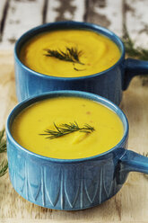 Nahaufnahme einer Kürbissuppe im Topf auf dem Tisch - CAVF11572