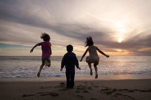 Kinder, die sich bei Sonnenuntergang am Ufer vergnügen - CAVF11676