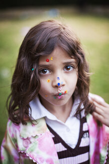 Porträt eines Mädchens mit Aufklebern im Gesicht - CAVF11682