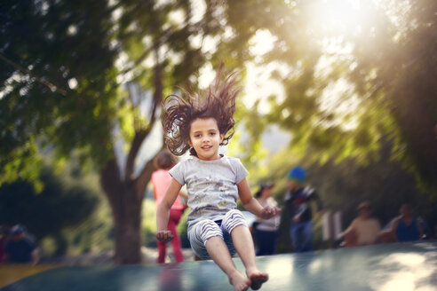 Porträt eines auf einem Trampolin springenden Mädchens - CAVF11716