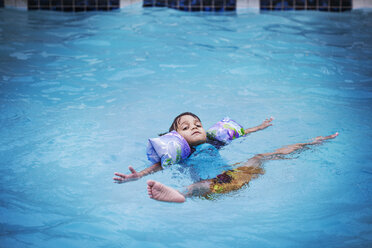 Porträt eines im Wasser schwimmenden Jungen - CAVF11732