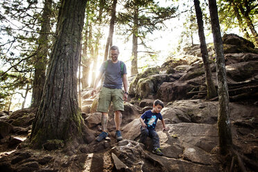 Vater und Sohn wandern im Wald - CAVF11745