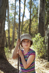 Porträt eines Mädchens, das einen Stock hält und im Wald steht - CAVF11827