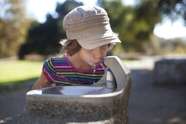 Mädchen trinkt Wasser aus dem Wasserhahn - CAVF11835