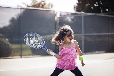 Mädchen spielt Tennis auf dem Platz - CAVF11859