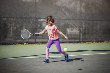 Mädchen spielt Tennis auf dem Platz - CAVF11864