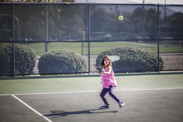 Mädchen schaut beim Tennisspielen auf dem Platz nach oben - CAVF11867