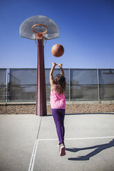 Mädchen spielt Basketball auf dem Platz - CAVF11869