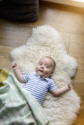 Porträt eines auf einem Lammfell liegenden Neugeborenen - BMOF00054