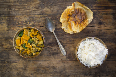 Currygericht mit Blumenkohl, Butternusskürbis, Spinat und Koriander, Papadam und Reis - LVF06794