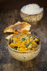 Currygericht mit Blumenkohl, Butternusskürbis, Spinat und Koriander, Papadam und Reis - LVF06796