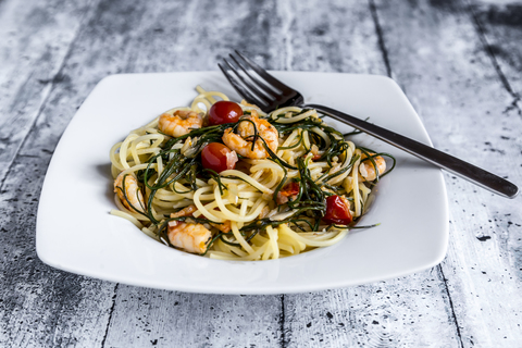 Spaghetti mit Garnelen, Tomaten und Salzwurzel, lizenzfreies Stockfoto