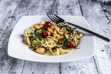 Spaghetti with prawns, tomatoes and opposite-leaved saltwort - SARF03608