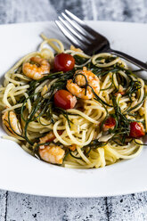 Spaghetti mit Garnelen, Tomaten und Salzwurzel - SARF03609