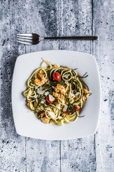 Spaghetti with prawns, tomatoes and opposite-leaved saltwort - SARF03610