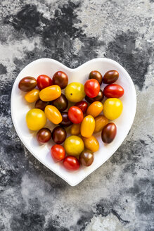 Herzförmige Schale mit Mini-Tomaten - SARF03613