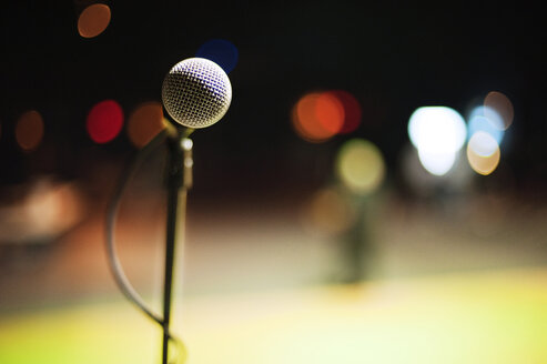 Nahaufnahme eines Mikrofons auf der Bühne - CAVF11898