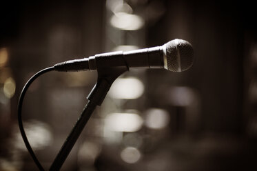 Mikrofon auf der Bühne - CAVF11899