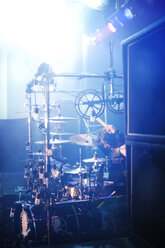 Mann spielt Schlagzeug bei einem Rockkonzert - CAVF11909