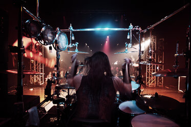 Rückseite des Schlagzeugers bei einem Rockkonzert - CAVF11923
