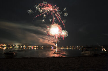 Blick auf ein Feuerwerk am Himmel über dem Meer - CAVF11950