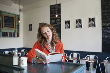 Frau liest Buch in einem Cafe - CAVF12004