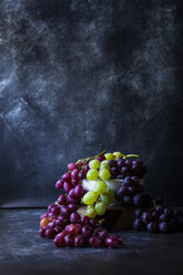 Schale mit Weintrauben auf Schiefer - CAVF12081
