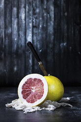 Grapefruit mit Messer und Tuch auf Schiefer - CAVF12084