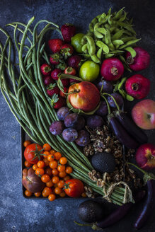 Hochformatige Ansicht von Gemüse und Obst in einer Schale - CAVF12085