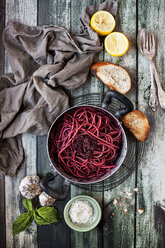 Hohe Winkel Ansicht der gesunden rosa Spaghetti auf Holztisch - CAVF12145
