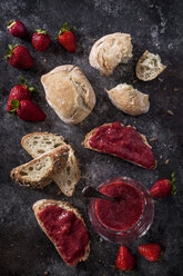 Draufsicht auf Brot mit Erdbeermarmelade auf Schiefer - CAVF12189