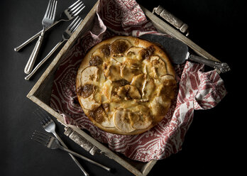 Overhead of caramelized apple pizza in tray - CAVF12204