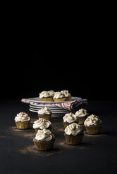 Cupcakes mit Schlagsahne vor schwarzem Hintergrund - CAVF12223