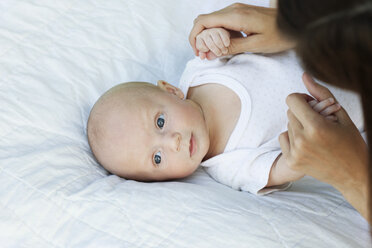 Hohe Winkel Ansicht von Baby spielen mit Mutter auf dem Bett - CAVF12287