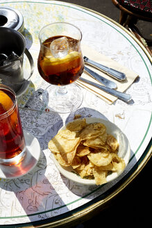 Hohe Winkel Ansicht von Getränk und Kartoffelchips auf Tisch im Freien - CAVF12348