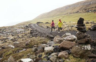 Freundinnen joggen auf einem Bergpfad - CAVF12355