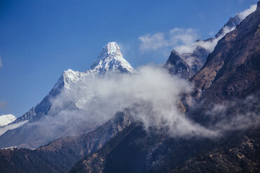 Niedriger Blickwinkel auf die Berge vor blauem Himmel im Sagarmatha-Nationalpark - CAVF12406