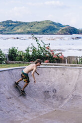 Junger Mann auf dem Skateboard im Betonbecken - CAVF12407
