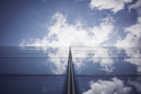 Niedriger Blickwinkel auf Wolken, die sich auf Glasfenstern spiegeln - CAVF12445