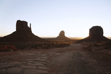 Monument Valley gegen klaren Himmel bei Sonnenuntergang - CAVF12476